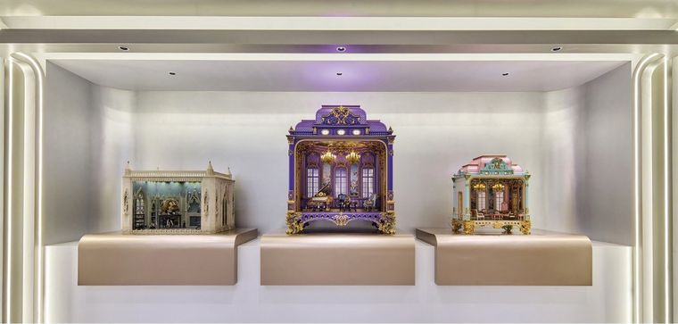 White exhibition hall with a curved ceiling and side display screens