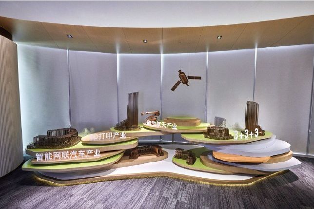 Models of world towers ranged along a curved display platform