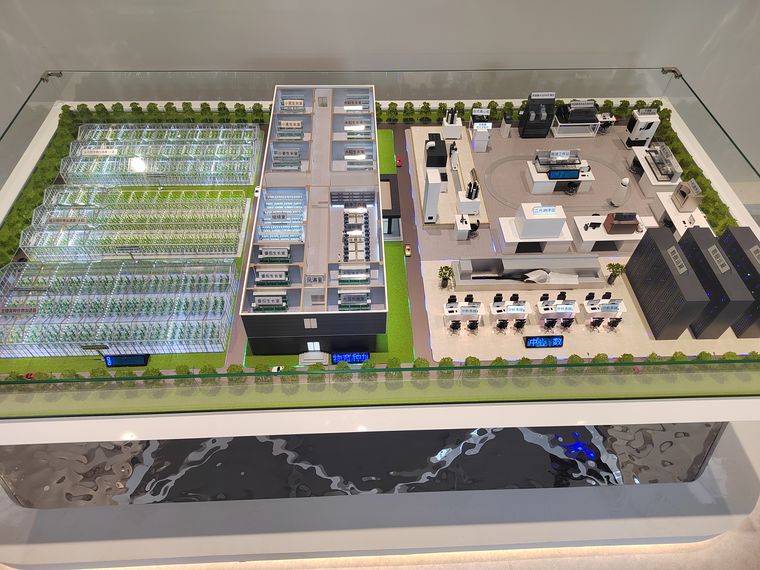 Model of a covered growing facility with sequential production systems