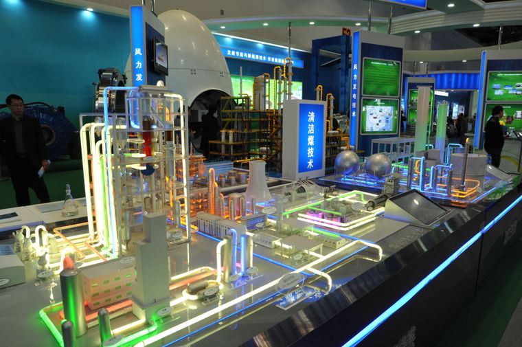 Industrial plant model with colour-coded pipework and explanatory lighting